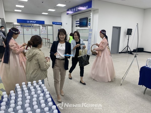 제주관광공사 직원들이 일본인 관광객들 맞이 하고 있다. @제주관광공사 제공