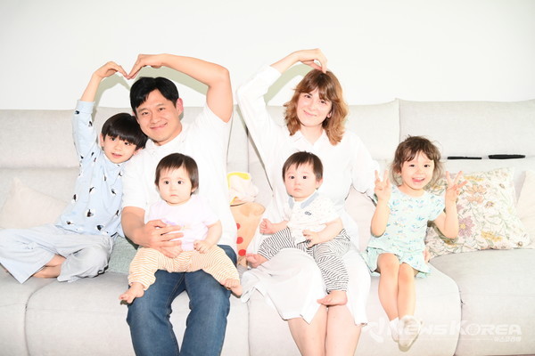 수원시와 이웃들의 도움으로 화재 사고를 딛고 다시 환한 웃음을 되찾은 최민웅씨 가족. @수원시