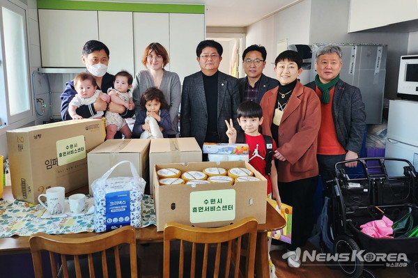 수원시 관계자들과 최민웅씨 가족이 수원시휴먼서비스센터를 통해 분유를 비롯한 생활필수품을 전달한 뒤 기념촬영을 하고 있다. @수원시