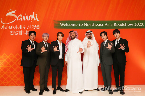 왼쪽부터 신동, 려욱, 동해, 알하산 알다바그 사우디 관광청 APAC 대표, 이야드 쟌 사우디 관광청 한국·일본 지역 부장, 은혁, 규현  @ Saudi Tourism Authority 제공 