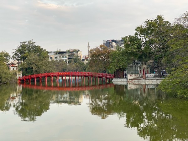 호안끼엠 응옥선 사당의 빨간다리 @뉴스코리아 이웅연특파원 