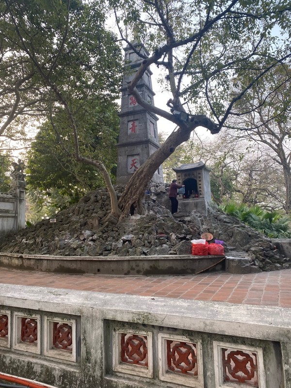 응옥선 사당 입구의 오랜된 석탑 @뉴스코리아 이웅연특파원 