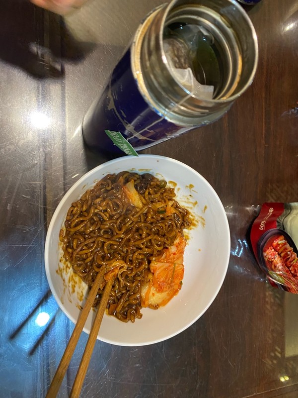 호텔 식당에서 직접 조리해서 먹은 한국 짜장라면 @뉴스코리아 이웅연특파원 