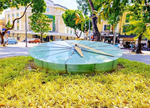 호안끼엠 호수 동남쪽  시계조형물 @뉴스코리아 이웅연특파원 