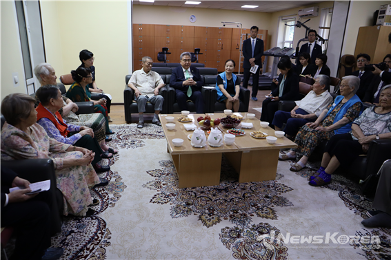 아리랑 요양원에서 고려인 강제이주 1세대 노인들과 환담을 나누고 있다. @뉴스코리아 신현권 특파원 