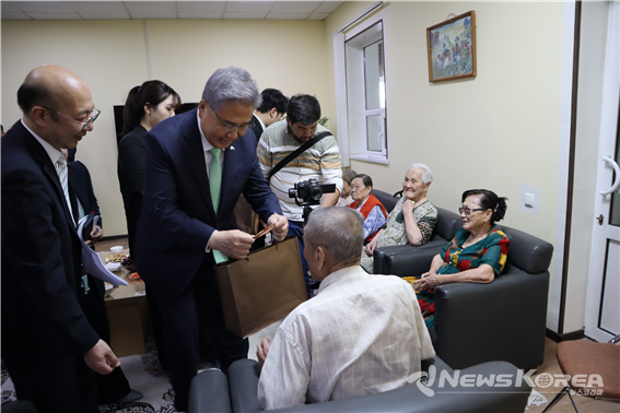박진 외교부 장관이 시설을 둘러보고 있다. @뉴스코리아 신현권 특파원