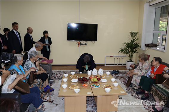 박진 외교부 장관이 강제이주 고려인 노인들을 향해 큰절을 하고 있다. @뉴스코리아 신현권 특파원