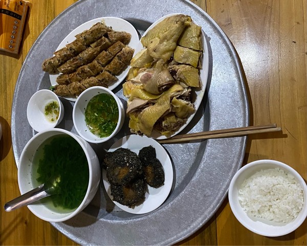 집주인이 만들어준 토종닭과 맛있는 저녁식사 @뉴스코리아 이웅연 특파원 