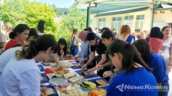 김밥을 직접 만들고 있는 타슈켄트1 세종학생들 @뉴스코리아 신현권 특파원