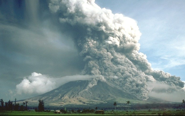 마욘산의 플리니우스 식 분화 모습(1984년 9월 23일) 필리핀 관광청 홈페이지 길무리마욘화산 분화로  재난사태가 선포됐다.