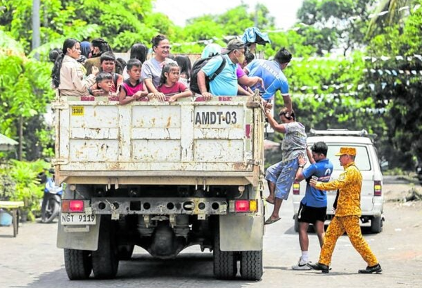 마욘 화산 경보 상태를 3단계로 격상한 지 하루 만인 금요일 알베이 주 주노바탄 마을의 한 마을에서 피난민들이 대피소로 이송되고 있다.@ inquirer.net 사진 캡쳐