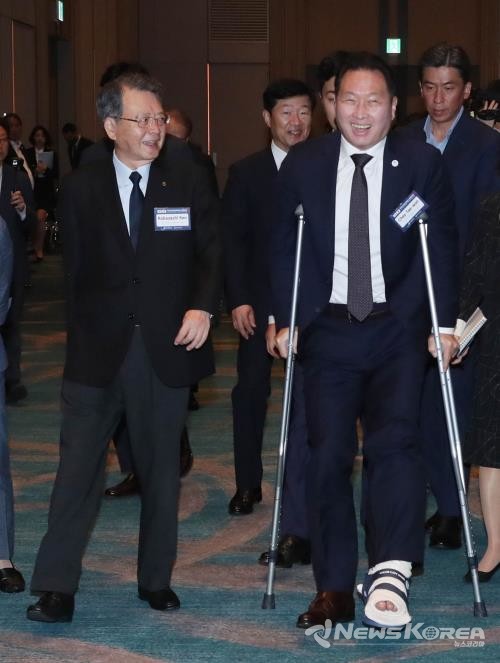 최태원 SK그룹 회장 겸 대한상공회의소 회장이 9일 부산 시그니엘호텔에 일본상공회의소와 함께' 제12회 한일상공회의소회장단회의'장으로 들어서고 있다.  @대한상의 제공