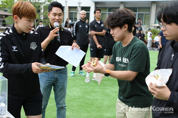 개그맨 이창명(왼쪽에서 두 번째) MC가 8일 아주대학교에서 열린 찾아가는 사랑의 밥차에서 수원FC위민 문미라(왼쪽) 선수와 청년을 대상으로 이벤트를 진행하고 있다.@수원시