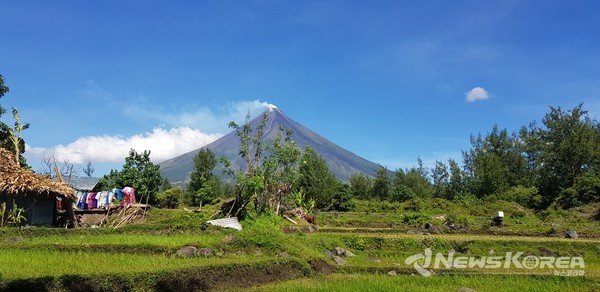 평소에도 마욘화산 정상에서는 구름과 맞닿을 높이에서 증기를 분출하고 있다. @뉴스코리아 최신 특파원