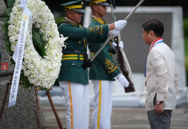 독립기념일에 헌화 하는 페르디난드 "봉봉" 마르코스 주니어(Ferdinand "Bongbong" Marcos Jr.) 필리핀 대통령