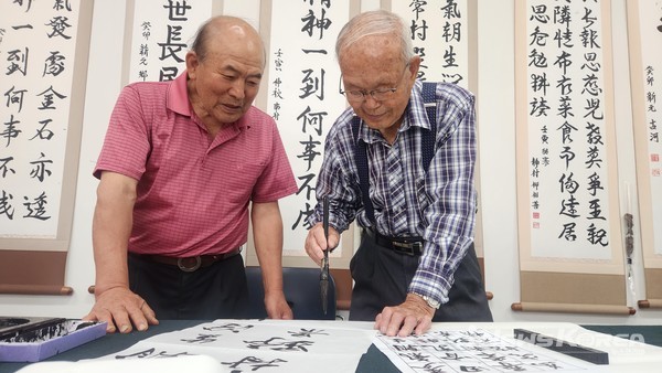 소이면, 국가유공자의 유별난 서예사랑 _오른쪽 권오성 옹이 제자(주민자치서예부회장)를 지도하고 있다. @음성군 제공