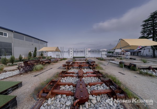 ‘2023 속초아트페어’가 열리는 칠성조선소 외부 전경
