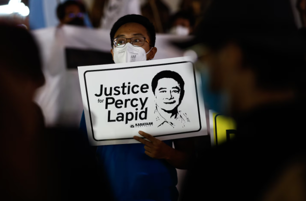 필리핀 케손시티에서 열린 집회에서 한 시위자가 퍼시 라피드로 알려진 살해된 방송 기자 퍼시벌 마바사(Percival Mabasa)의 이미지가 있는 팻말을 들고 있다.  @Rolex Dela Pena/EPA-EFE/Shutterstock