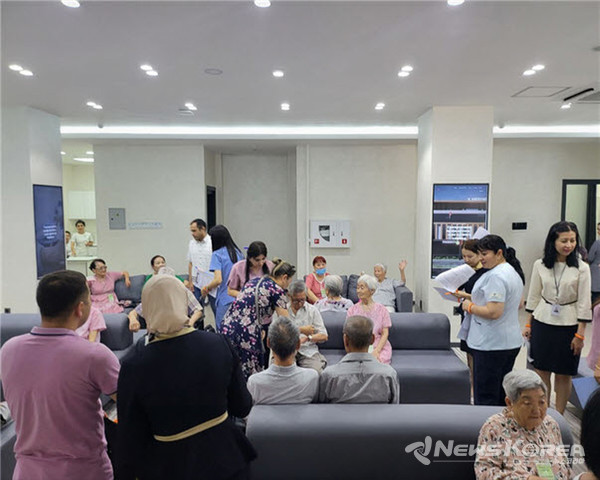 K MEDIWELL에서 건강검진중인 아리랑 요양원 노인들 @뉴스코리아 신현권 특파원