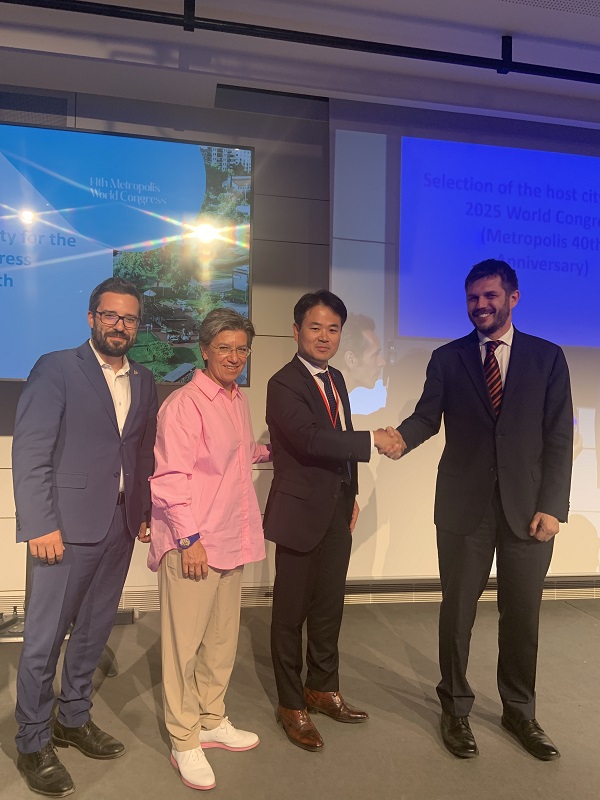 협약 체결 후 기념촬영을 하는 (좌) 로버트 뷰드리 몬트리올 집행위원, 클라우디아 로페즈 콜롬비아 보고타시장, 김기현 서울시 신산업정책관, 조르디 바커 메트로폴리스 사무총장  @서울시