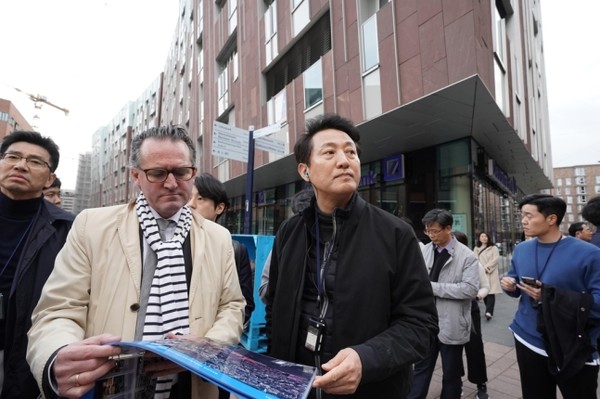 올해 초 독일 함부르크에 위치한 문화복합시설 엘프필하모니 및 수변개발현장 찾은 오세훈 서울시장이 관계자의 설명을 듣고 있다  @서울시