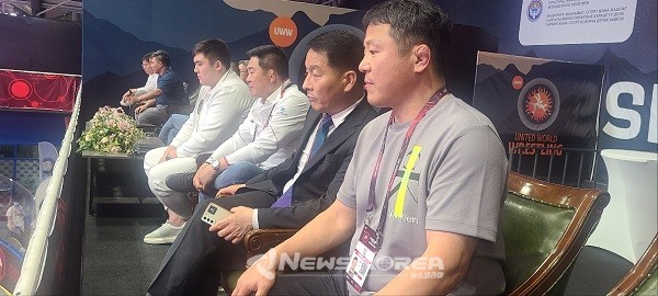 각국의 경기를 관람하고, 특히 한국팀을 응원하고 있는 대한레슬링협회 관계자들 @뉴스코리아 김상우 특파원