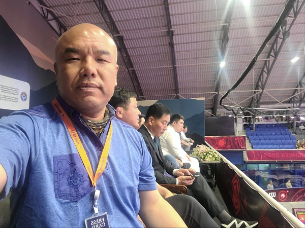 키르기스스탄 비쉬케크에서 열리는 세계레슬링연맹 17세 이하 아시아선수권대회 취재 중인 본지 김상우 특파원과 경기를 관람중인 대한레슬링협회 관계자들 @뉴스코리아 김상우 특파원