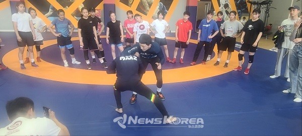 선수들에게 전문적인 훈련과 국제 대회 경험을 제공하는 트레이닝 프로그램에 참가하여 기술과 전략을 배우는 선수들 @뉴스코리아 김상우 특파원