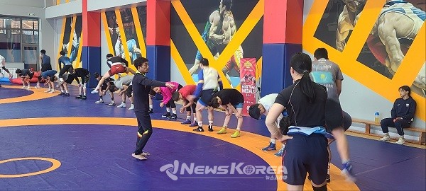 선수들을 훈련하는 심권호 감독 @뉴스코리아 김상우 특파원