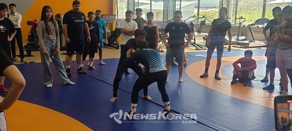 선수들에게 전문적인 훈련과 국제 대회 경험을 제공하는 트레이닝 프로그램에 참가하여 기술과 전략을 배우는 선수들 @뉴스코리아 김상우 특파원