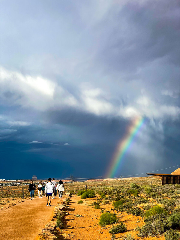 음영이 확연히 갈린가운데 선명하게 뜬 무지개가 관광객 앞으로 보인다. @뉴스코리아 문성원 특파원