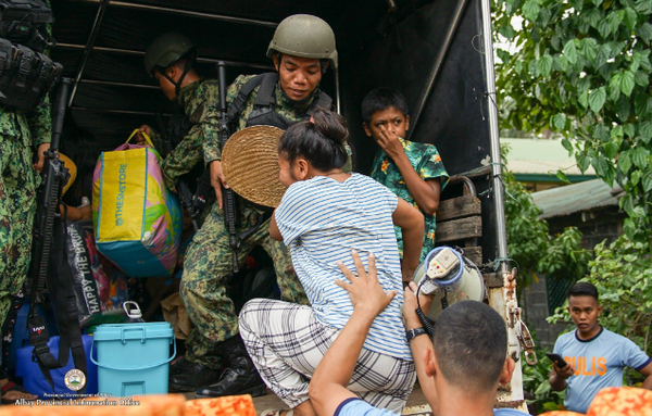 2023년 6월 9일, 알베이, 기노바탄, 바랑가이 마우라로에서 대피를 돕는 필리핀 군@알바이 주정부 사진제공