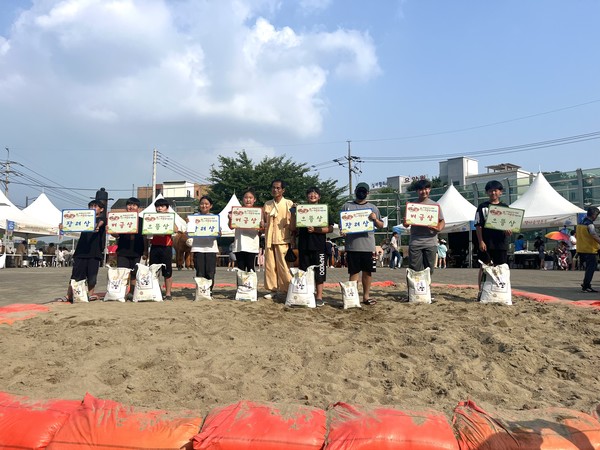 어린이 씨름대회 시상식에서 시상자 어린이들이 수상을 하고 있다. @김포시