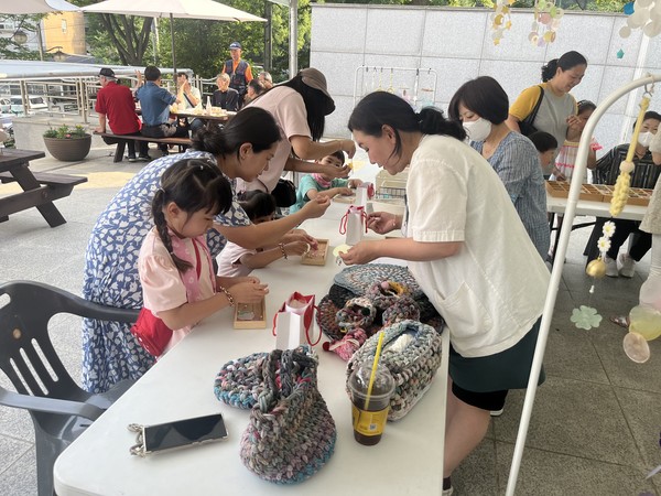 한 어머니와 아이가 뜨개공방을 체험하고 있다. @김포시