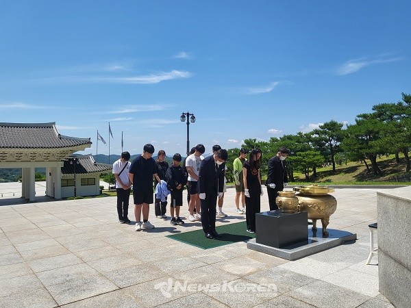 영천국립호국원을 방문해 참배하고 있는 온시디움봉사단  @영천시자원봉사센터