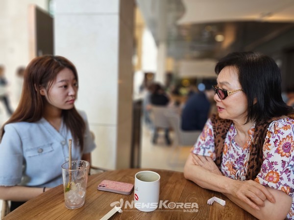 기자와 인터뷰 중인 김상희씨  @뉴스코리아 최신 기자