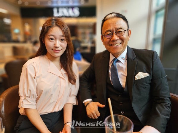 본지 이수진 기자와 인터뷰 중인 변연배 대표 @뉴스코리아 최신 기자