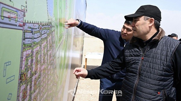 키르기스스탄 대통령 사드르 자파로브(Sadyr Japarov) 대통령이 실무 관계자와 함께 생태도시 아스만(Eco City Asman)을 둘고 보고 있다 @뉴스코리아 김상우 특파원