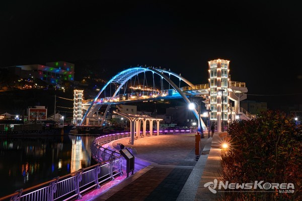 오색빛깔 야경을 자랑하는 통영 강구안 보도교 @뉴스코리아 조현빈 기자