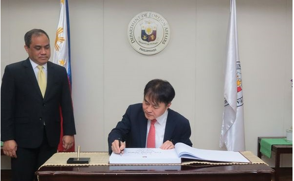 이상화 대사는 6월 22일 Noel R. Fernandez III 주재국 외교부 의전장을 면담하고 신임장 사본을 제출하였다. @주필리핀 대한민국대사관 홈페이지