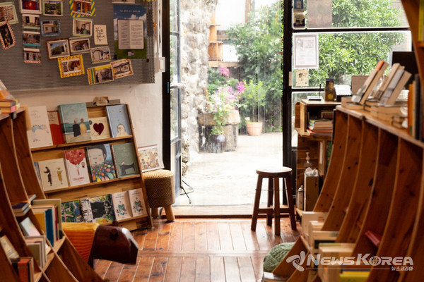 주인이 나고 자란 고향 집을 책방으로 만드는 등 제주의 전통 가옥구조를 느낄 수 있는 ‘북타임’ @제주관광공사 제공