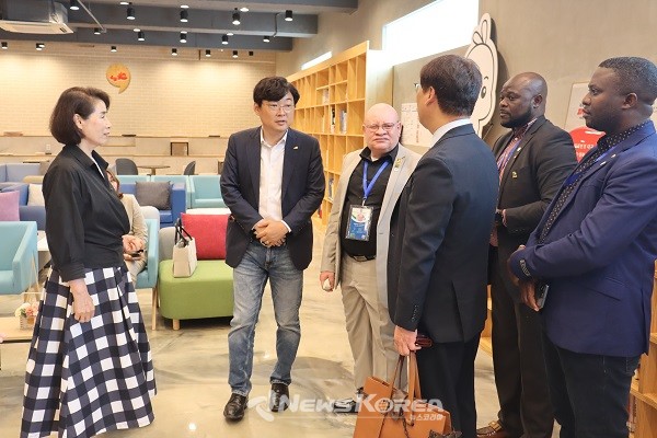 지난 28일 아프리카 잠비아 NGO 대표단 등 5명이 방문해 대구행복진흥원 시민대학 강의장을 살펴보고 있다 @대구시