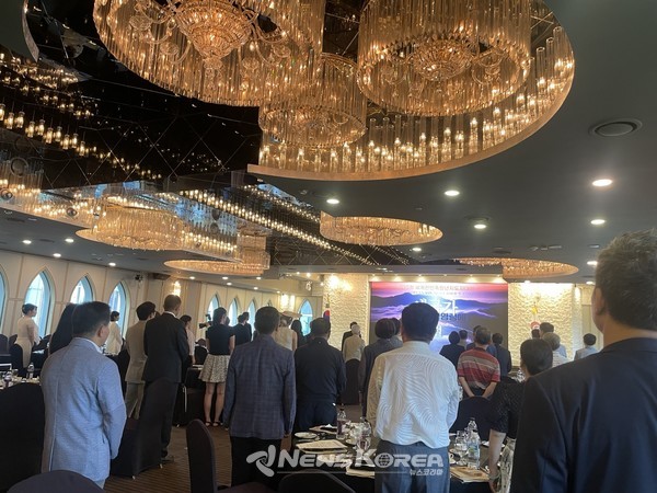 애국가 합창하는 재외동포청년들 @뉴스코리아 최신 기자