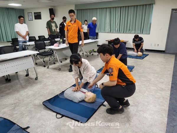 화순소방서에서 진행한 안전교육 모습. 안전관리요원이 사고 대처를 위한 실습을 진행하고 있다. @화순군
