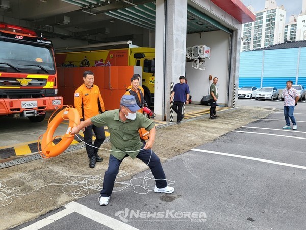 화순소방서에서 진행한 안전교육 모습. 소방서 대원이 안전관리요원에게 심폐소생술을 가르치고 있다. @화순군