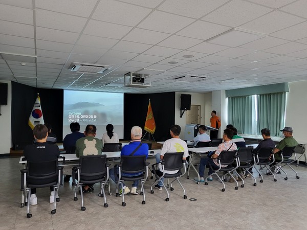 화순소방서에서 진행한 안전교육 모습. 안전관리요원들이 교육 영상을 시청하고 있다. @화순군