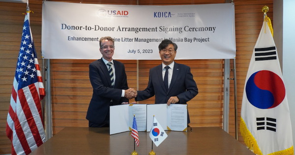  ‘필리핀 해양쓰레기 관리 역량강화 사업 수행을 위한 코이카-USAID 공여기관 간 약정 체결식’에서 김은섭 코이카 필리핀사무소장(오른쪽)과 라이언 워시번(Ryan Washburn) USAID 필리핀 사무소 대표가 약정서에 서명한 뒤 기념촬영을 하고 있다. @뉴스코리아 이창호 특파원