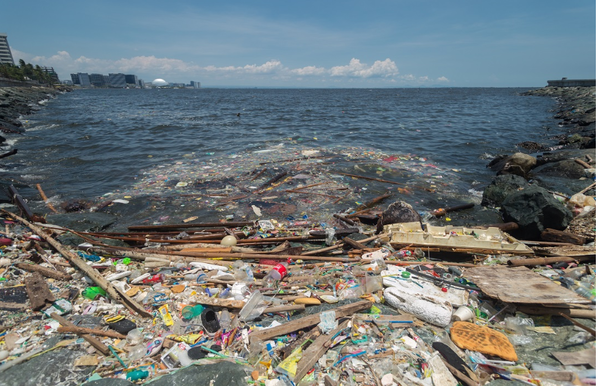 필리핀 마닐라만 해안가로 밀려온 각종 해양쓰레기 @뉴스코리아 이창호 특파원
