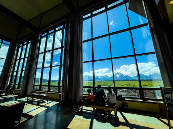 거대한 로비의 전망 창가에 앉아 휴식을 취하고 있는 관광객들. @뉴스코리아 문성원 특파원