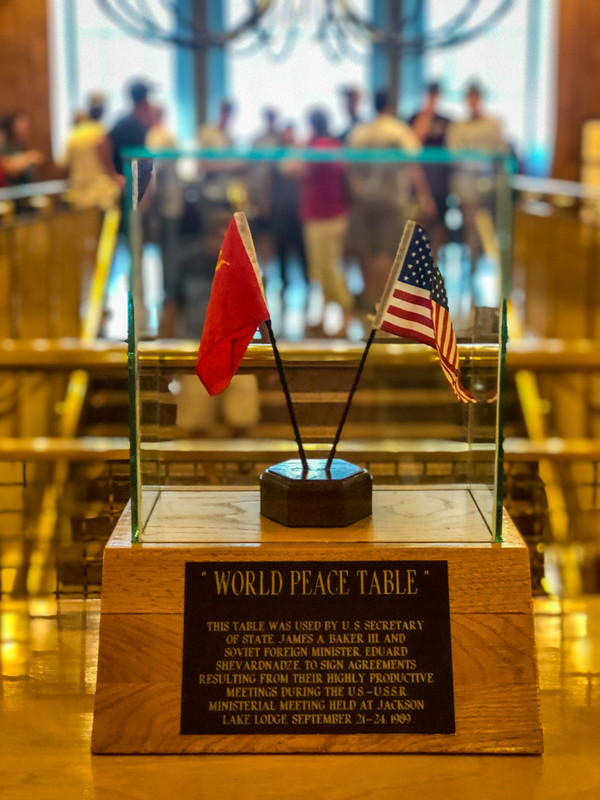 지금도 평화의 깃발은 상징적으로 서로 기대어 양국간의협상을 기념하고 있다. @뉴스코리아 문성원 특파원